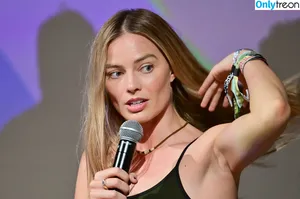 Margot Robbie / margotrobbieofficial nude photo #3618