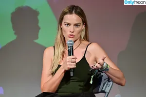 Margot Robbie / margotrobbieofficial nude photo #3620