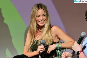 Margot Robbie / margotrobbieofficial nude photo #3628