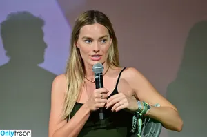 Margot Robbie / margotrobbieofficial nude photo #3632