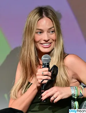 Margot Robbie / margotrobbieofficial nude photo #3633