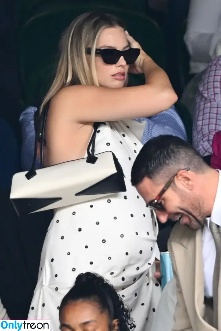 Margot Robbie nude photo #3073 (margotrobbieofficial)