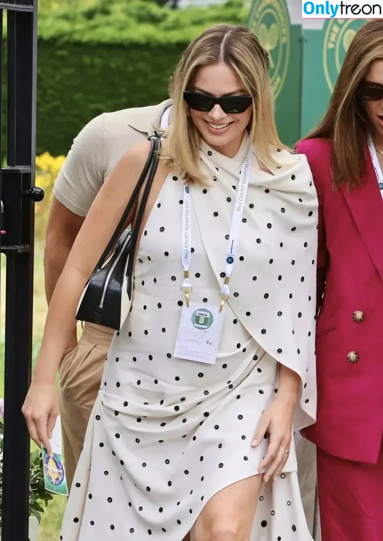 Margot Robbie nude photo #3083 (margotrobbieofficial)