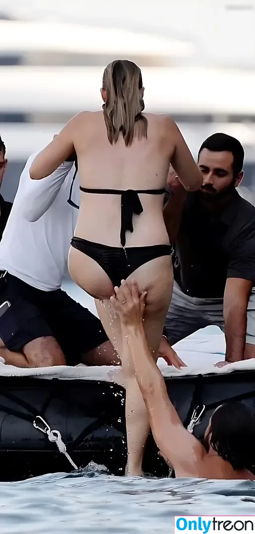 Margot Robbie nude photo #3100 (margotrobbieofficial)