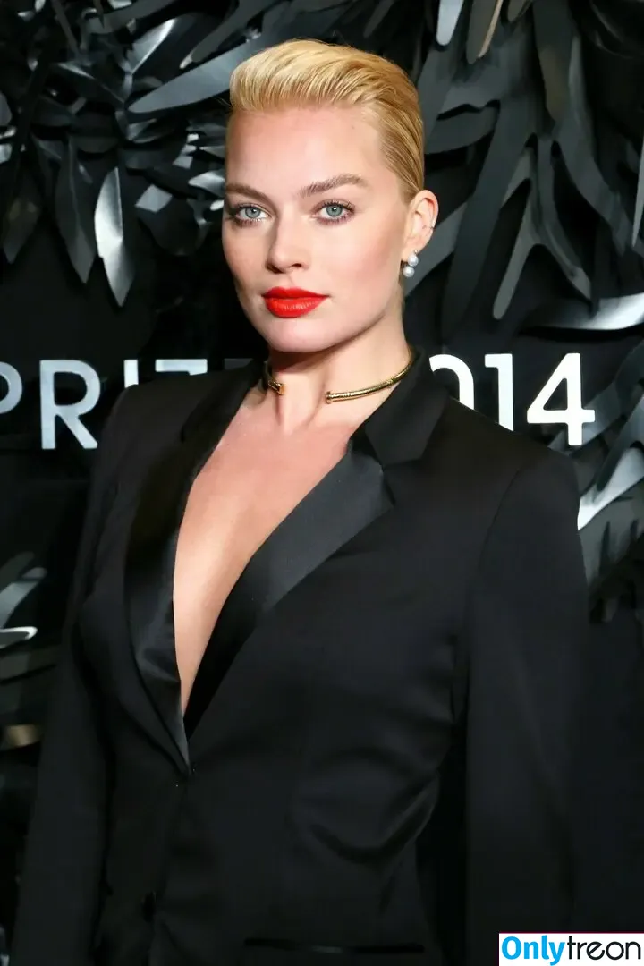 Margot Robbie nude photo #3684 (margotrobbieofficial)