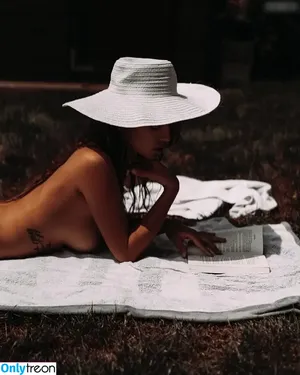Marie Zoé / monamarie nude photo #0001