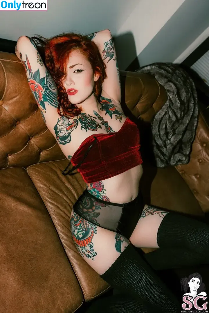 Maud Franklen nude photo #0633 (maudnoir / maudsuicide)