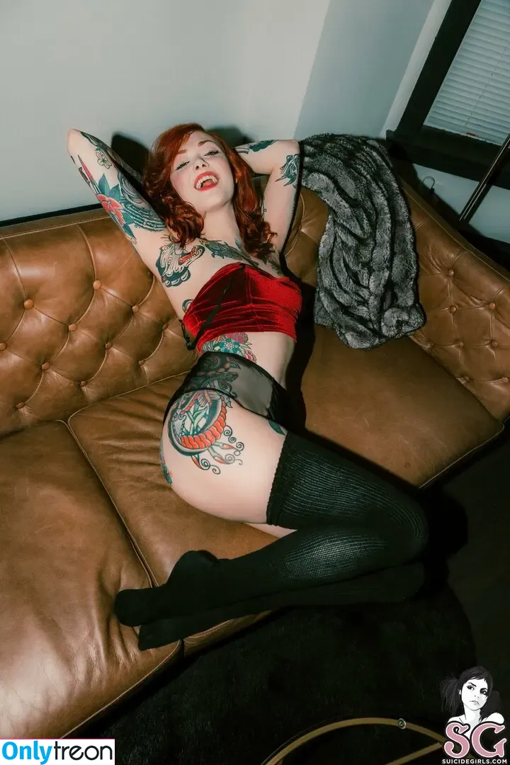 Maud Franklen nude photo #0654 (maudnoir / maudsuicide)
