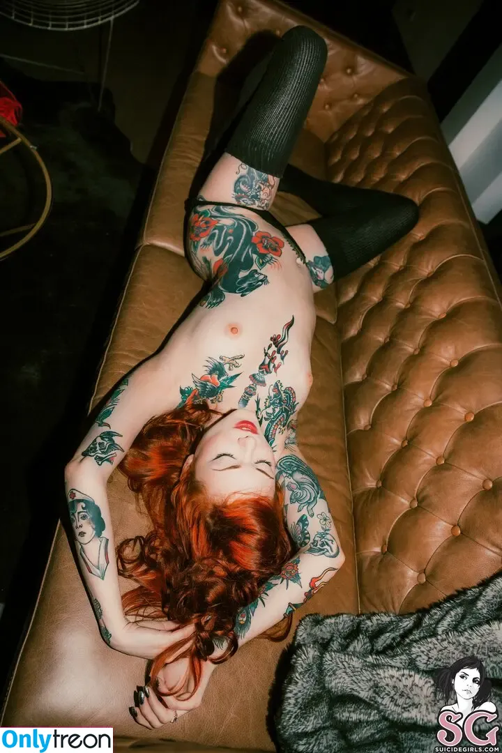 Maud Franklen nude photo #0662 (maudnoir / maudsuicide)