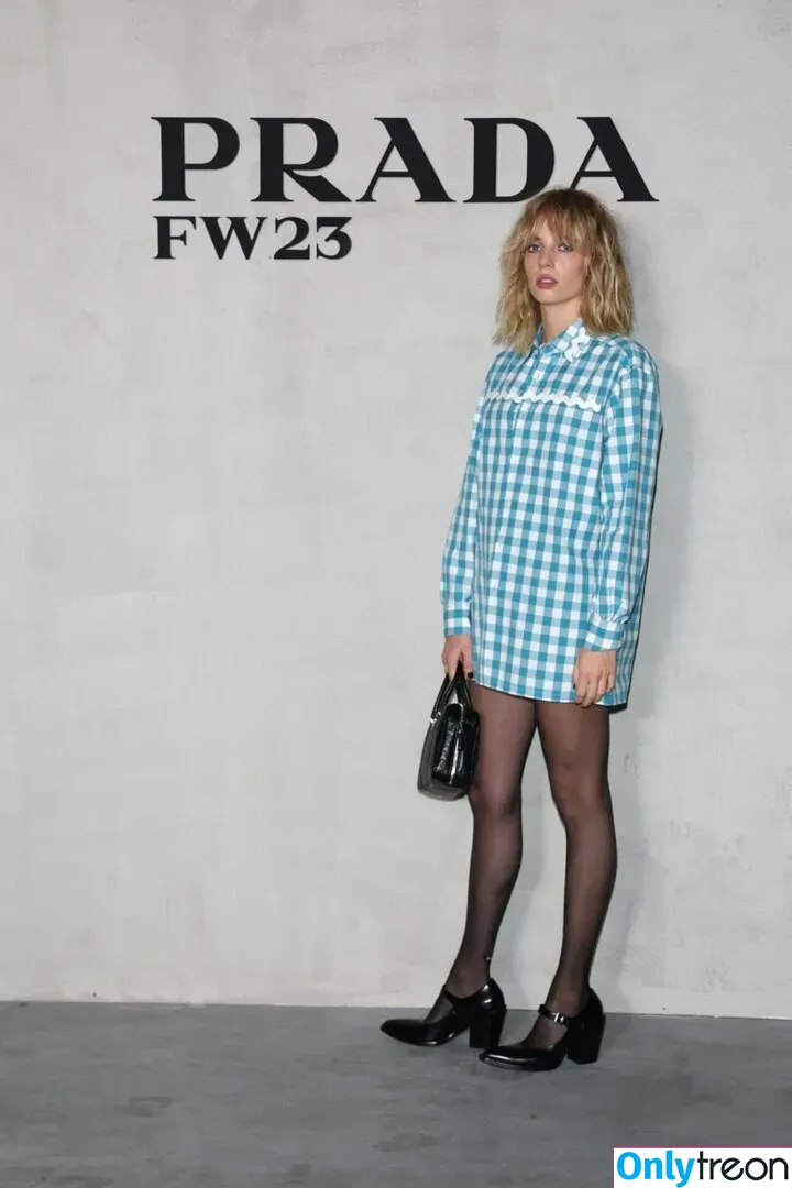 Maya Hawke nude photo #0147 (maya_hawke / neohawk2)