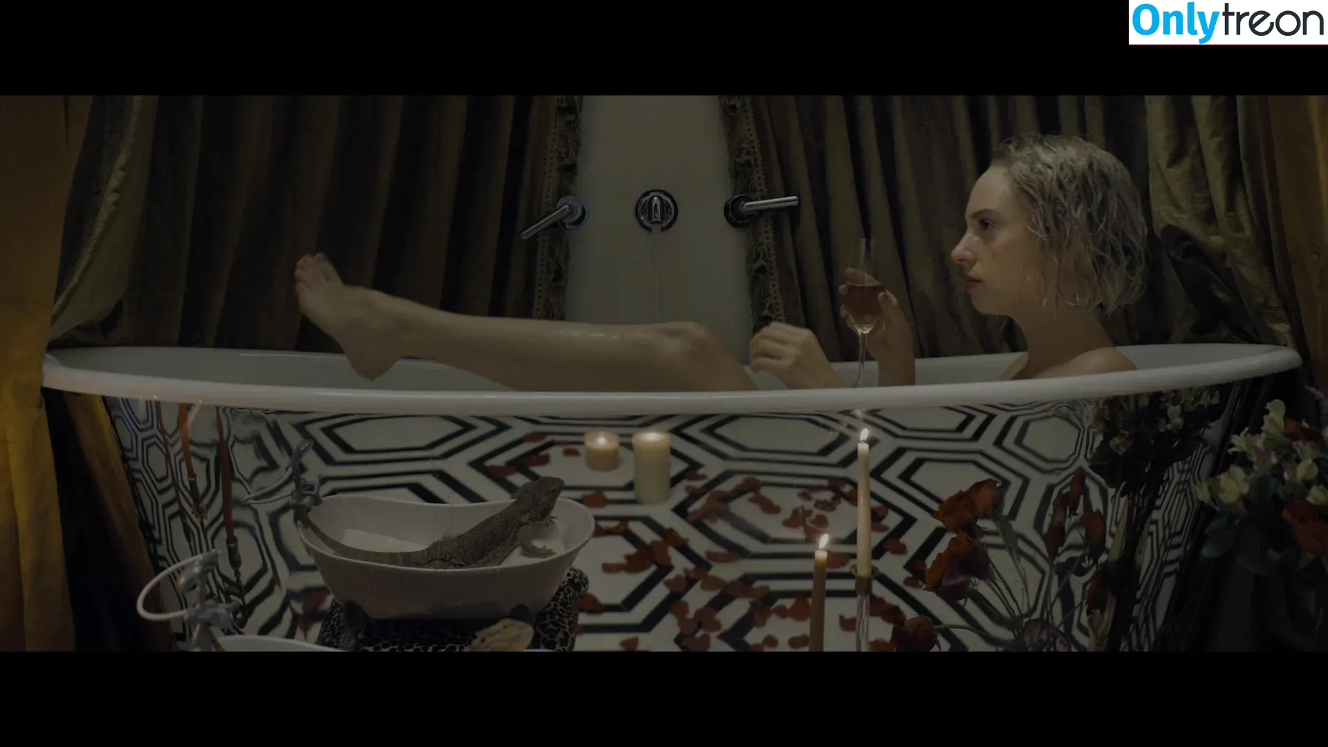 Maya Hawke nude photo #0151 (maya_hawke / neohawk2)