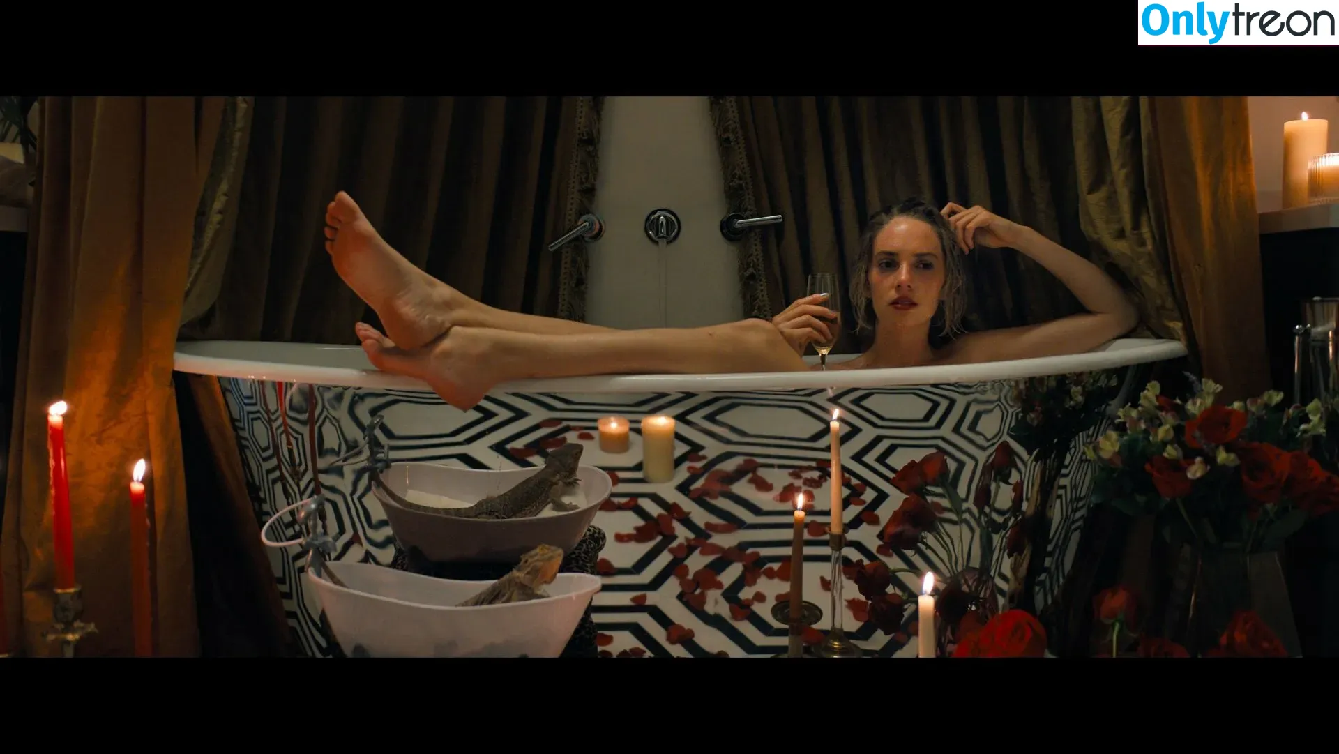 Maya Hawke nude photo #0152 (maya_hawke / neohawk2)