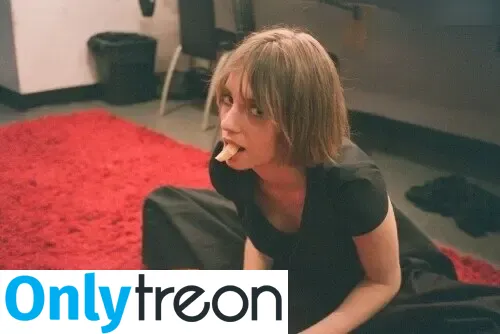 Maya Hawke nude photo #0405 (maya_hawke / neohawk2)