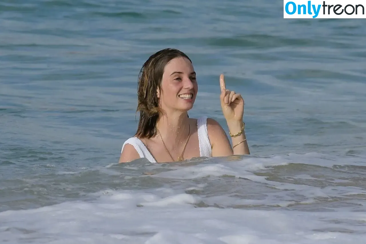 Maya Hawke nude photo #0559 (maya_hawke / neohawk2)