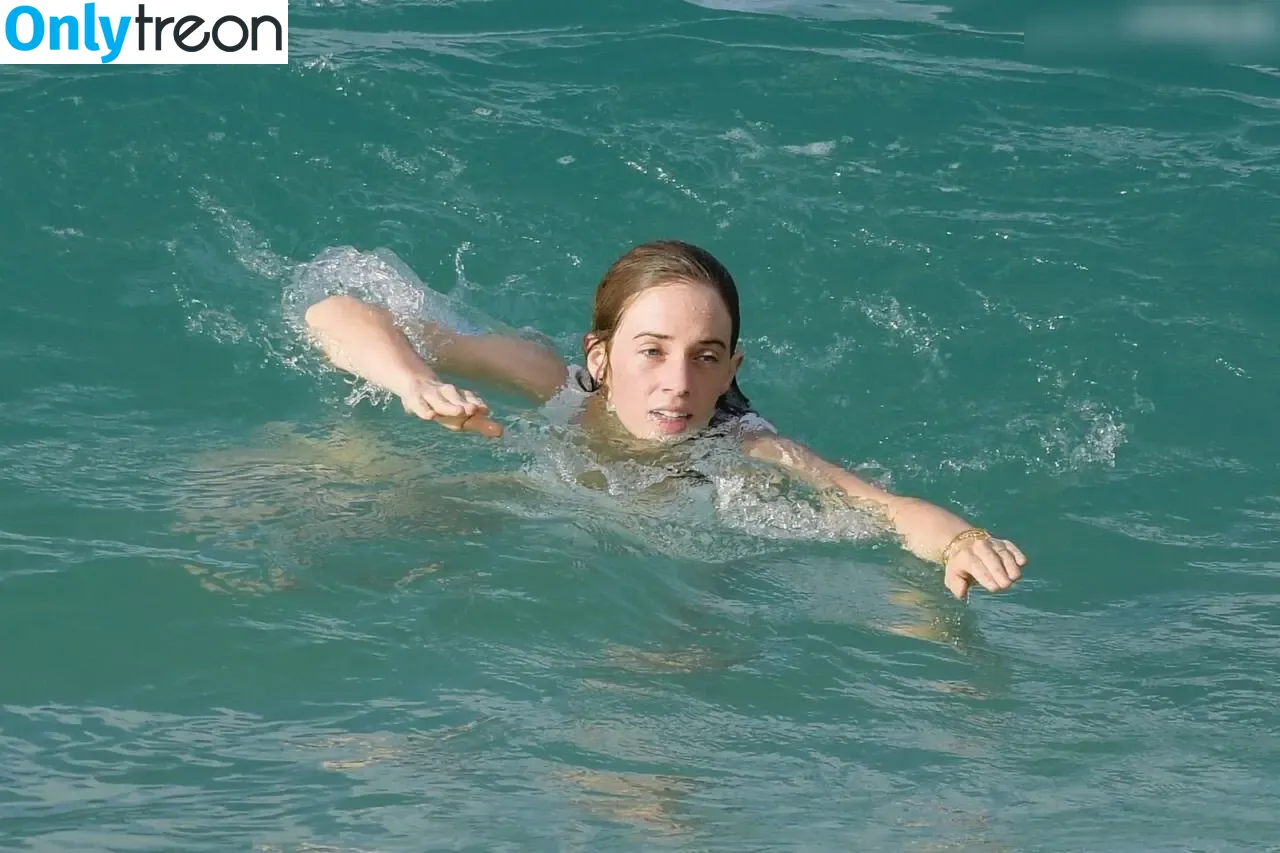 Maya Hawke nude photo #0562 (maya_hawke / neohawk2)