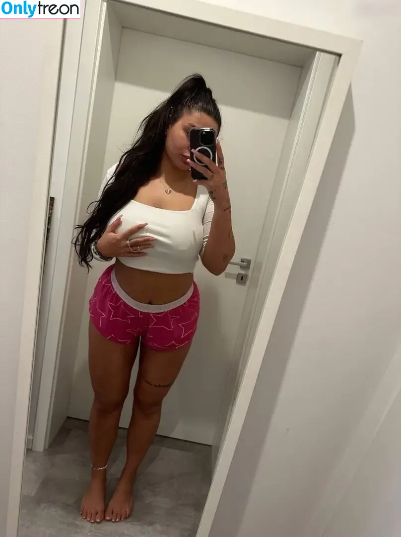 Meeeeeliis nude photo #0020 (Meeeeeliis)