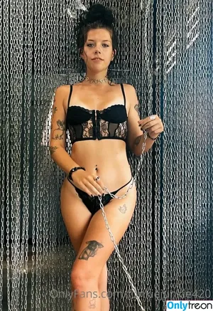 Meg Reillly / funkiejunkie420 / megariley / megreillly nude photo #0009