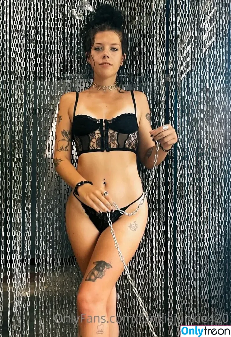 Meg Reillly nude photo #0009 (funkiejunkie420 / megariley / megreillly)