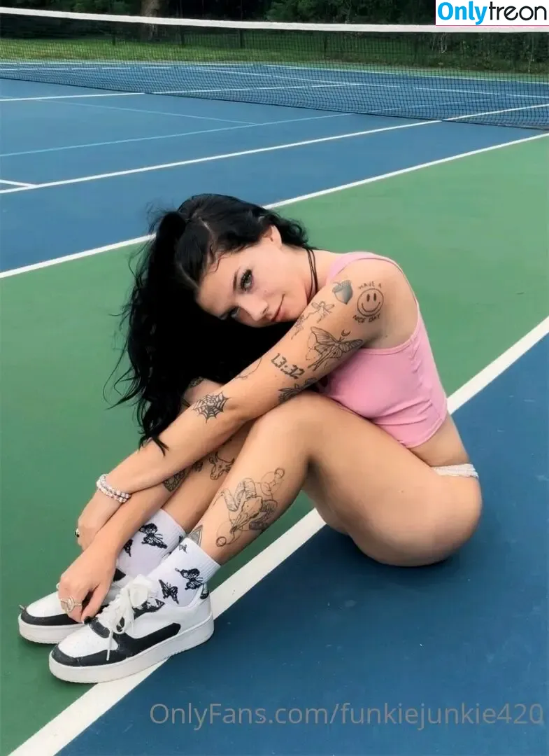 Meg Reillly nude photo #0030 (funkiejunkie420 / megariley / megreillly)