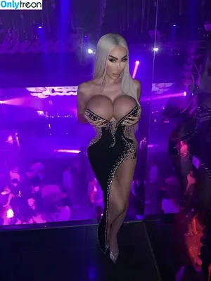 megan.million.official / luxury_doll2000cc / luxurydoll nude photo #0011