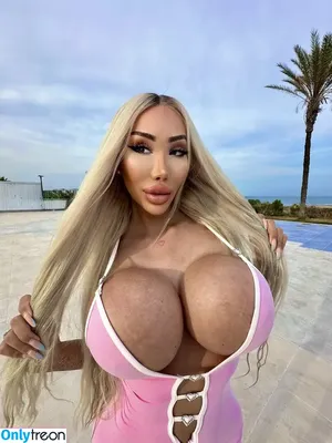 megan.million.official / luxury_doll2000cc / luxurydoll nude photo #0033