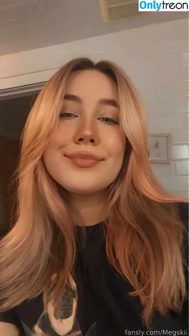megskii nude photo #0006 (megski_)