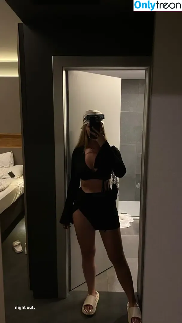 Melaniethrr nude photo #0003 (Melaniethrr)