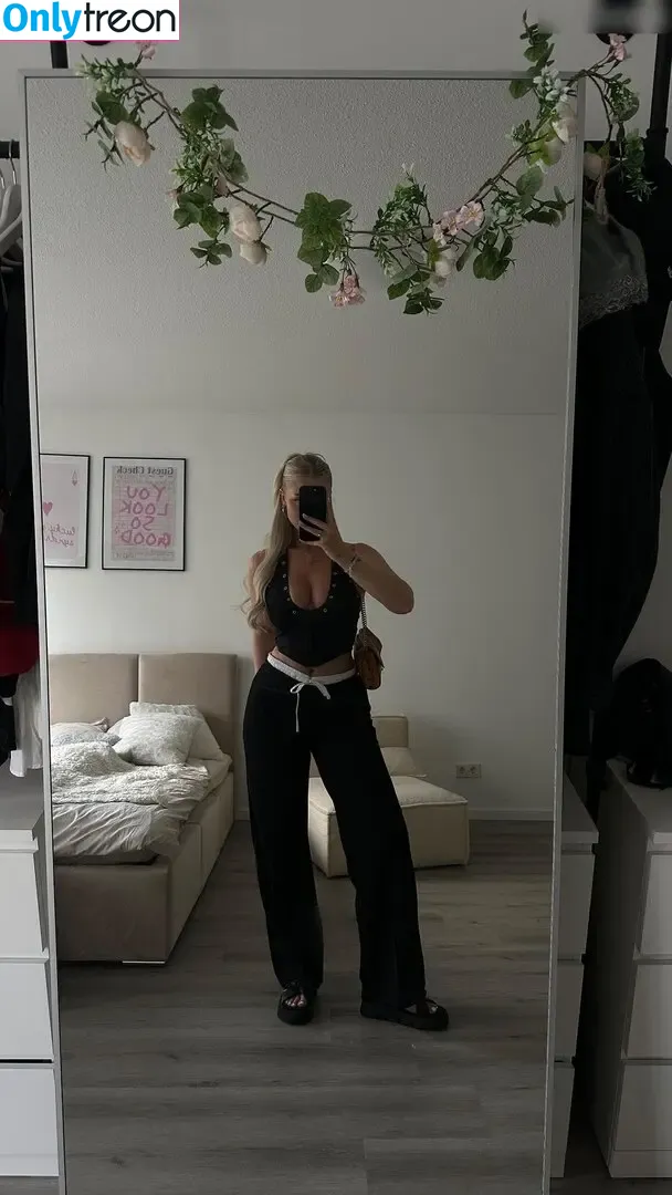 Melaniethrr nude photo #0118 (Melaniethrr)