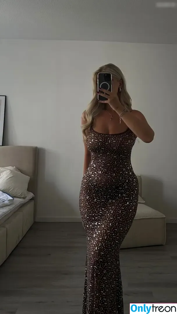 Melaniethrr nude photo #0124 (Melaniethrr)