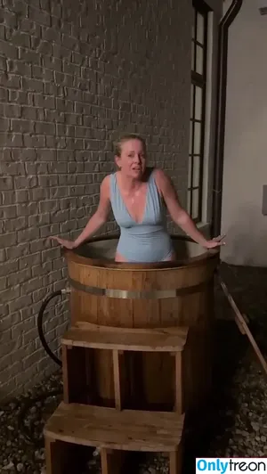 Melissa Joan Hart / melissajoanhart nude photo #0154