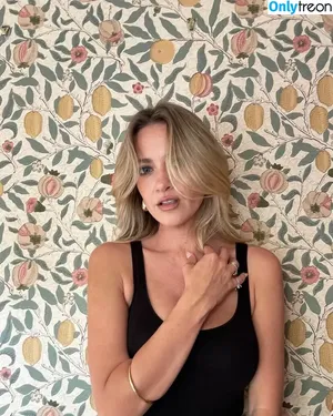 Meredith Hagner / merediththeweasel nude photo #0007