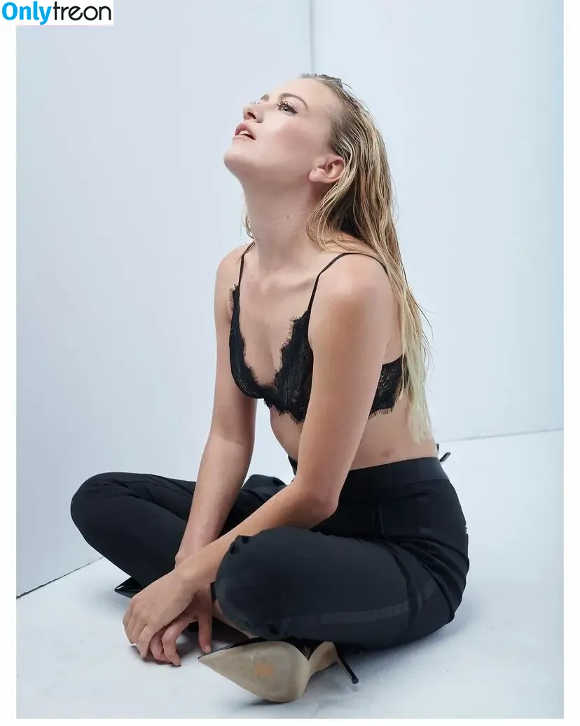 Meredith Hagner nude photo #0003 (merediththeweasel)