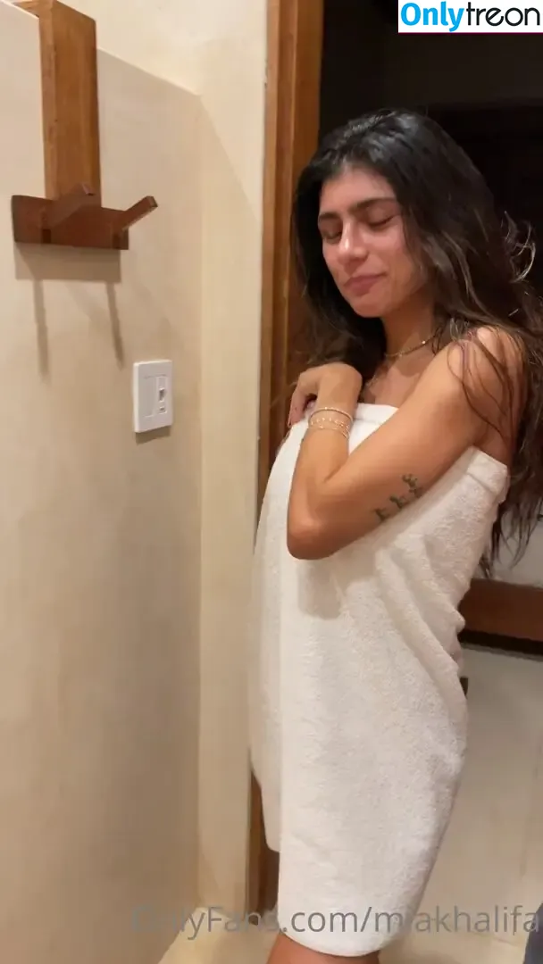Mia Khalifa nude photo #0001 (miakhalifa)