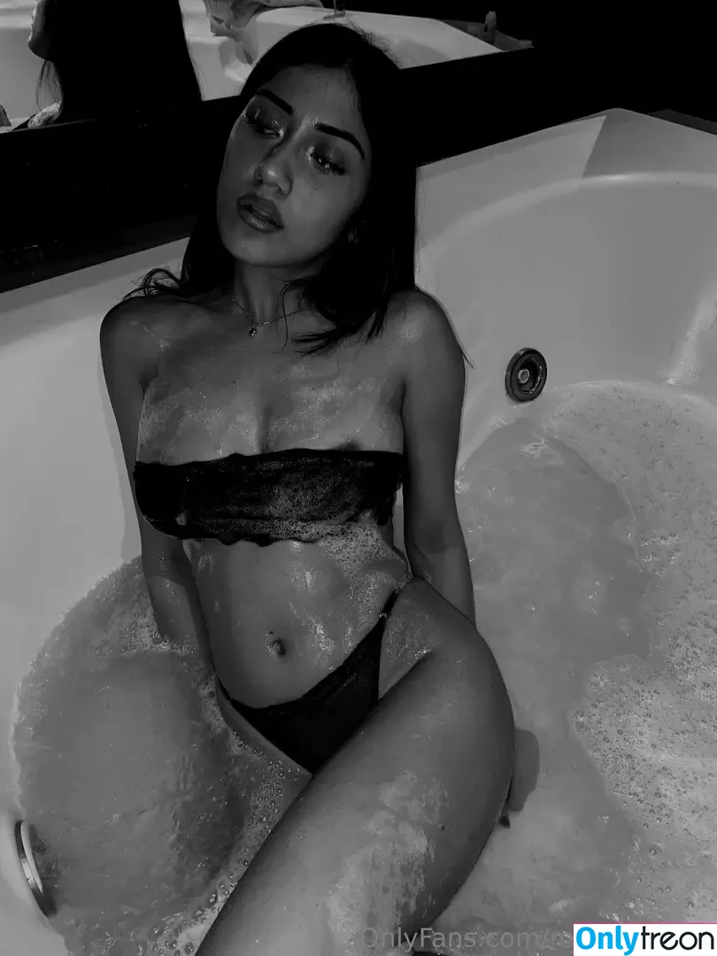 Mia Valencia nude photo #0021 (Mia.valencia / miavalencia_)