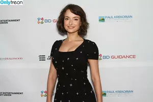 Milana Vayntrub / AT&T Girl / mintmilana nude photo #0934