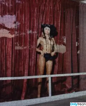 Miley Cyrus / MileyCyrus nude photo #1902