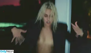 Miley Cyrus / MileyCyrus nude photo #1924