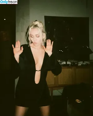 Miley Cyrus / MileyCyrus nude photo #1945
