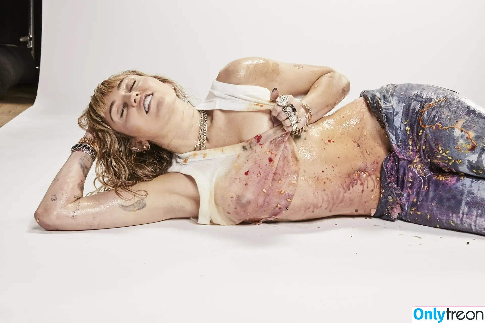 Miley Cyrus nude photo #1797 (MileyCyrus)