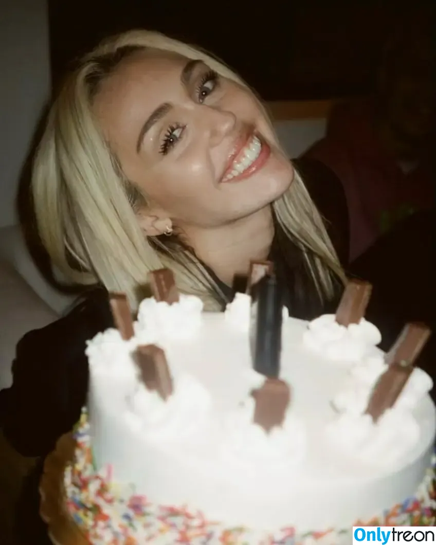 Miley Cyrus nude photo #1853 (MileyCyrus)