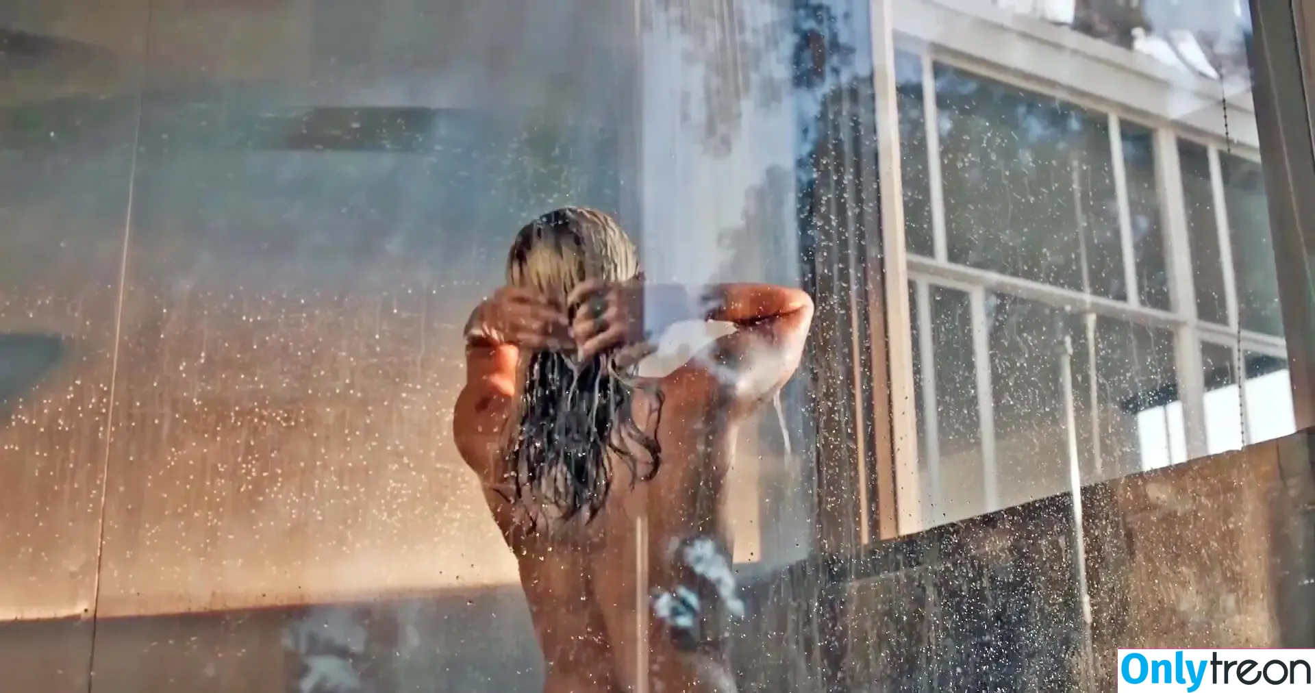 Miley Cyrus nude photo #1913 (MileyCyrus)