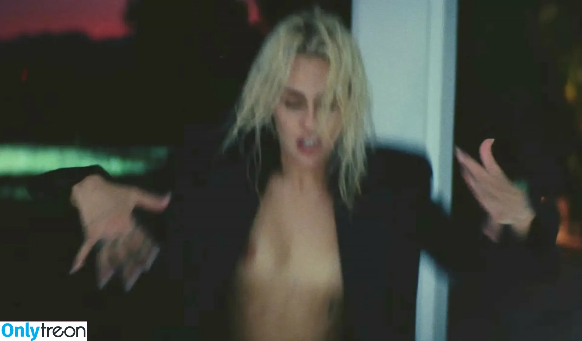 Miley Cyrus nude photo #1924 (MileyCyrus)
