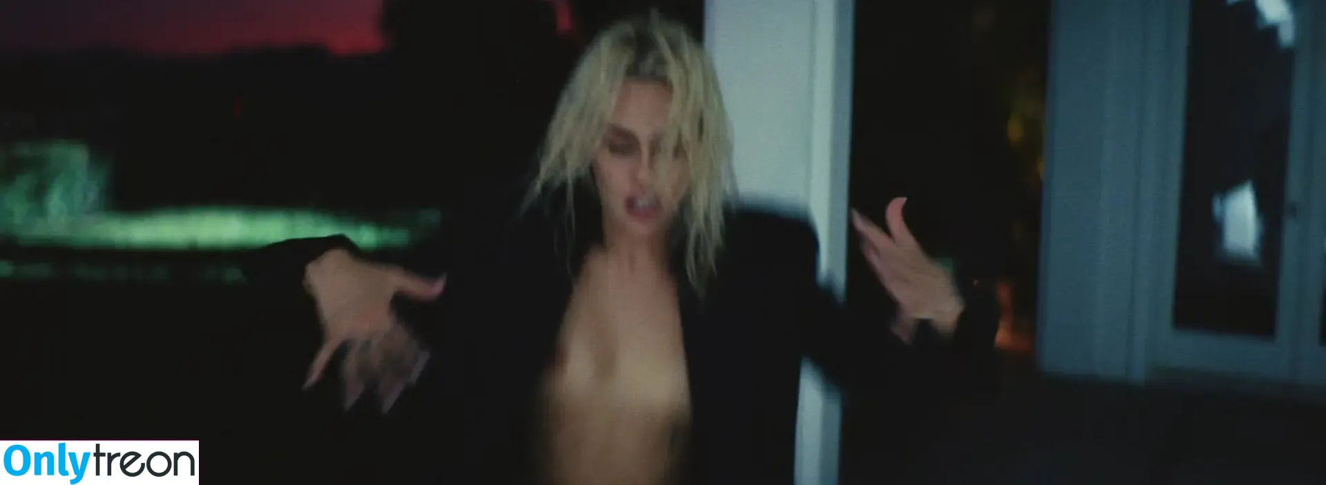 Miley Cyrus nude photo #1927 (MileyCyrus)