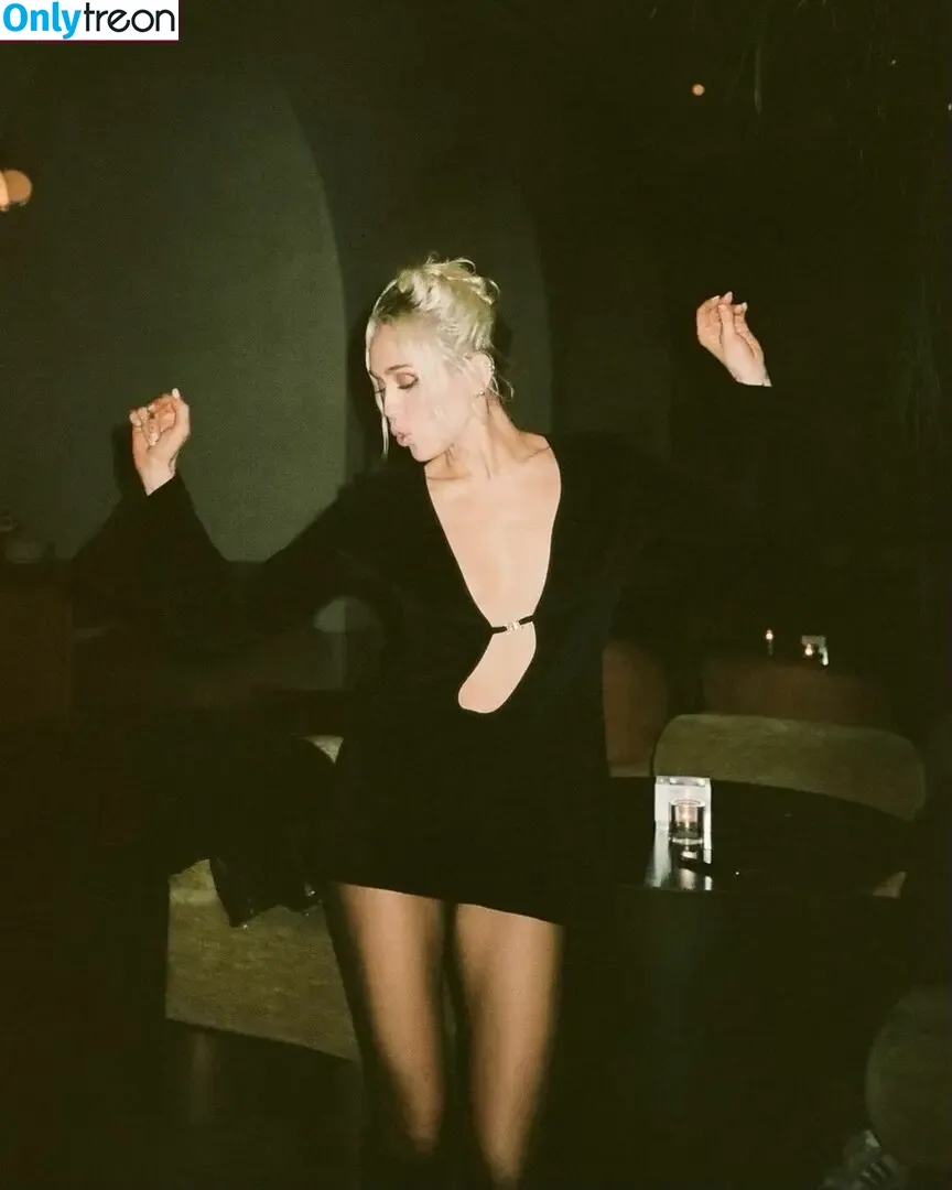 Miley Cyrus nude photo #1944 (MileyCyrus)