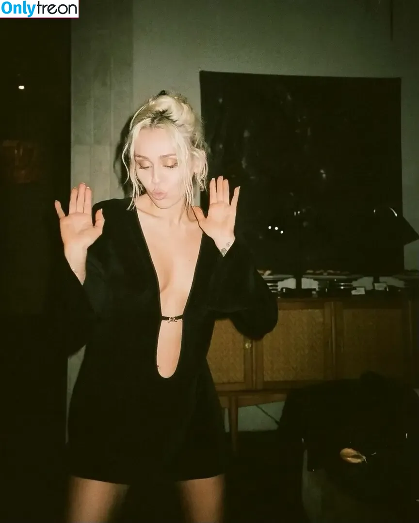 Miley Cyrus nude photo #1945 (MileyCyrus)