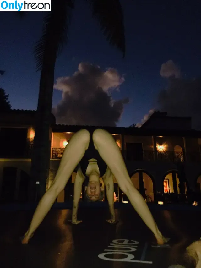 Miley Cyrus nude photo #1981 (MileyCyrus)