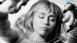 Miley Cyrus / MileyCyrus nude photo #2000