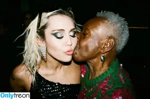 Miley Cyrus / MileyCyrus nude photo #2038