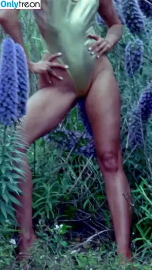 Miley Cyrus / MileyCyrus nude photo #2080