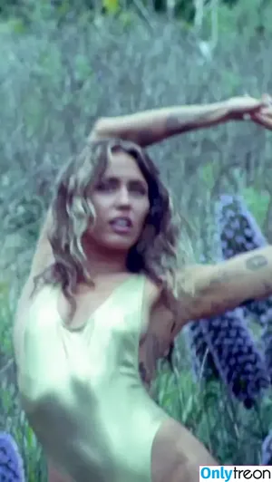 Miley Cyrus / MileyCyrus nude photo #2081